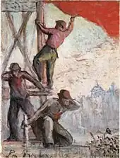 ouvriers accrochant un drapeau rouge à un échafaudage