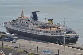 Photographie en couleurs des navire de croisière Lisboa et Porto désarmés à Lisbonne en avril 2014.