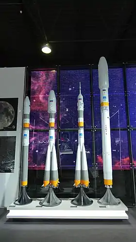 Maquette de Soyouz-5 (à droite) au MAKS 2021.