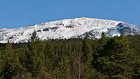 Vue du sommet sud-est du mont Ádjit, à 1 387 m d'altitude.