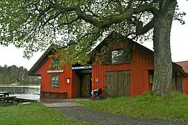 Le bâtiment touristique près du port.