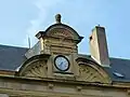 Horloge et fronton de la façade principale