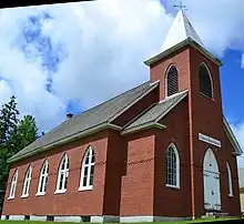 Une église de style néo-gothique en brique.