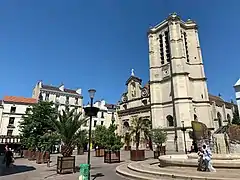 L'église à l'est de la place.