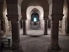 Crypte (parties hautes restaurées au XIXe siècle).