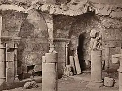 La crypte après son déblaiement, photographiée par Jules Robuchon.