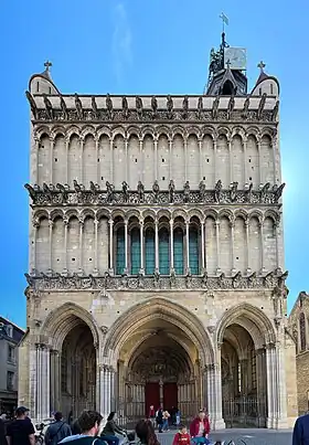 Façade occidentale de Notre-Dame de Dijon caractérisée par ses trois portails correspondant à la division tripartite de la nef, ses deux galeries superposées et sa triple frise en manière de métopes portant les cinquante et une fausses gargouilles.
