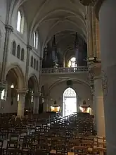 Nef de l'église et ses orgues.