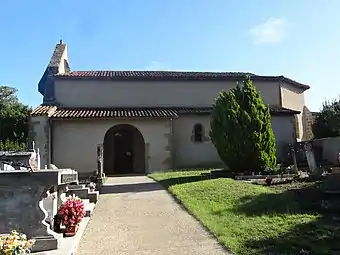 L’édifice et le cimetière.