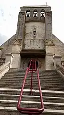 Le vaste escalier conduisant au porche.
