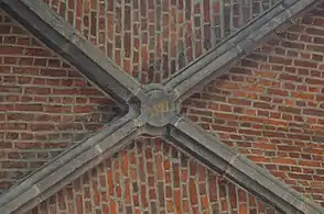 Clé de voûte du premier bas côté droit portant la date de 1575.