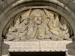 Le tympan avec le Christ entouré des quatre évangélistes ailés et symbolisés.