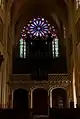 Intérieur avec la verrière occidentale et le grand orgue.