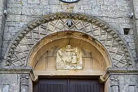 Fronton de l’église Saint-Martin. Saint Martin coupant son manteau en deux.