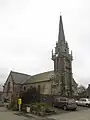 L'église paroissiale Saint-Pierre, le clocher et la façade.