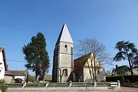 L'église Saint-Pierre et le monument aux morts.