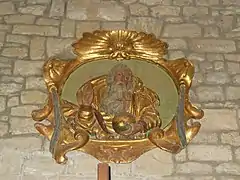 Dieu le Père sculpté en bas-relief.