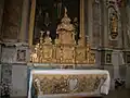 L'ancien maître-autel et le tabernacle à ailes.