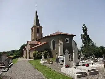 L’église et le cimetière adjacent.