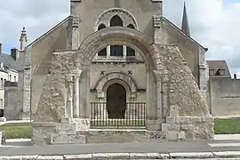 Portail roman conservé comme clôture du square Jean-Lelièvre.