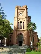 La façade est et le clocher inachevé de l'église.