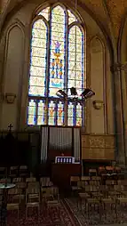 Vitraux du transept avec l'orgue.
