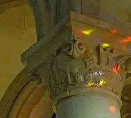 Détail d'un chapiteau du chœur avec un éléphant.