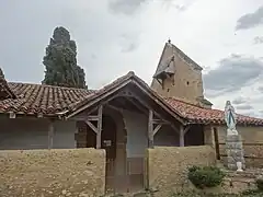 Porche et statue de la chapelle.