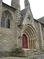 Exemple de polylithisme, le porche sud de l'église de la Trinité de Brélévenez.