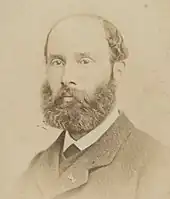 Portrait photographique d'un homme portant une barbe.