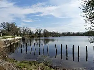 Sur la gauche, la digue orientale.