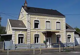 Photo diurne montrant l'ancien bâtiment voyageurs de la gare d'Onnaing, par temps ensoleillé.