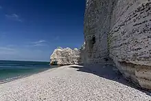 Les falaises exposent des cycles de craie et de bancs de silex formés par le processus de silicification.
