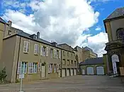 L'officialité (porte de gauche), les pèlerinages diocésains (porte au centre) et l'entrée de l'abbatiale (à droite)