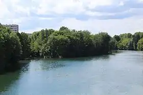 L'île vue depuis la passerelle éponyme.