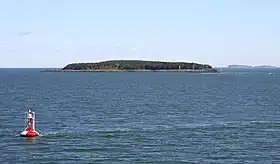 Pointe sud-ouest de l'île vu du traversier Rivière-du-Loup / Saint-Siméon