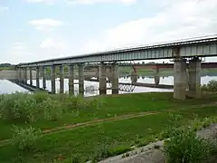 Pont autoroutier traversant la Vym.