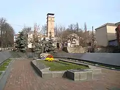 La nécropole aux soldats tchécoslovaques et soviétiques , classée et en arrière plan la tour des pompiers.