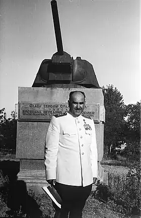 Le général ayant commandé l'unité, Ivan Lioudnikov, devant un mémorial à la 138e division (années 1960 prob.).