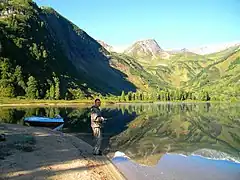 Pêcheur sur la rive du lac.