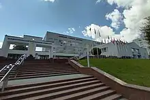 Ensemble de bâtiments modernistes blancs au sommet d'un escalier.