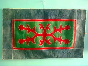 Istang (ru) avec un exemple d'ornementation nationale, conservé au musée national de la République tchétchène (ru).