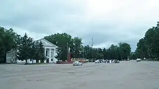 Maison de la culture et monument à Lénine.
