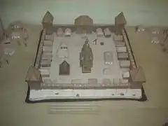 avec une maquette possible du château,