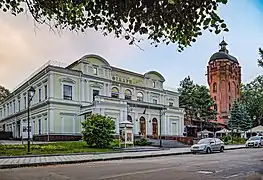 Le théâtre philharmonique classé et la vieille tourclassée.