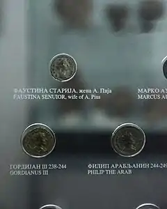 Pièces à l'effigie de Faustine l'Ancienne, la femme d'Antonin le Pieux, et à l'effigie des empereurs romains Gordien III (238-244) et Philippe l'Arabe (244-249).