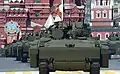 Transports de troupes blindés (avant) et véhicules de combat de l'infanterie (arrière) Kourganets-25 pendant le défilé