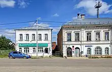 Photographies de deux bâtiments en pierre blanche de deux étages chacun.