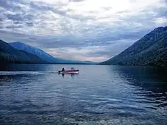 Barque et touristes.