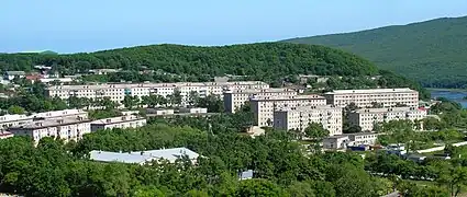 Bâtiments résidentiels dans la partie haute.